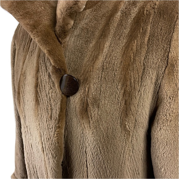 Sheared Fur Coat Designed by Fourrures Laganière Montreal - Picture 6 of 13